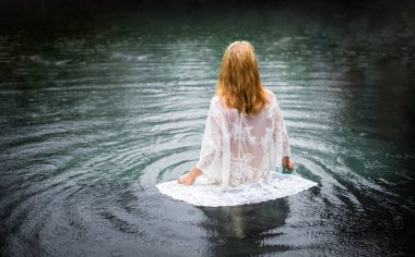 Suya yürüyen kadın