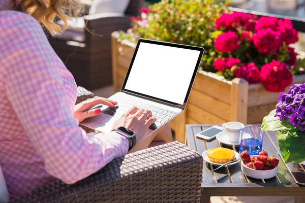 女性の屋外カフェでノート パソコンを使用して — ストック写真