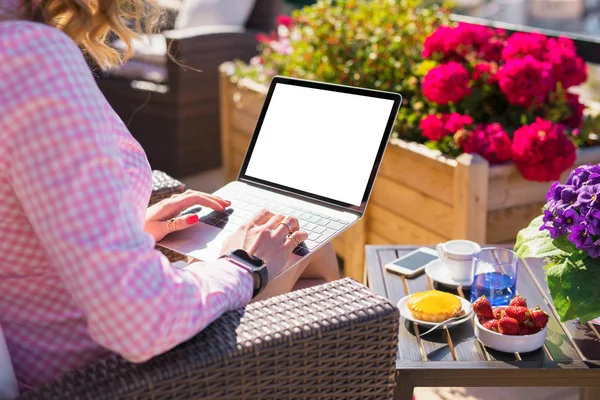 Frau Benutzt Laptop Café Freien — Stockfoto