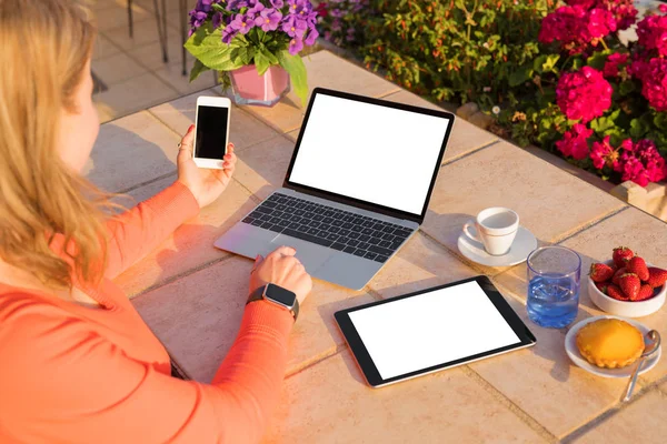 Mujer Usando Diferentes Dispositivos Tecnológicos —  Fotos de Stock