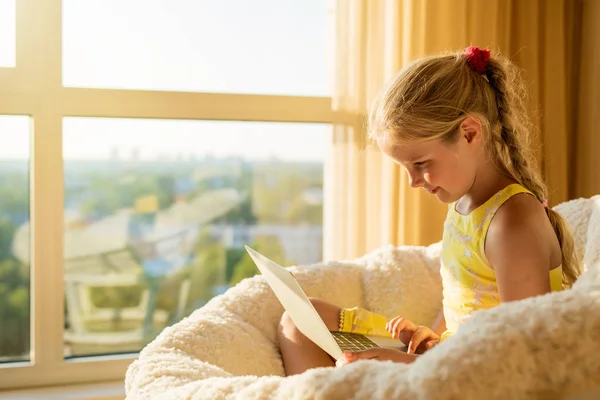 Bambino Che Utilizza Computer Portatile Casa — Foto Stock