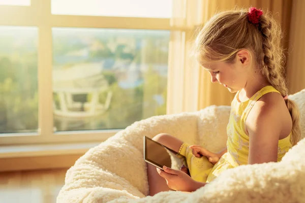 Meisje Met Behulp Van Tablet — Stockfoto