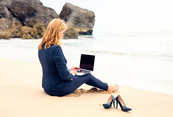 Geschäftsfrau Arbeitet Mit Laptop Strand — Stockfoto