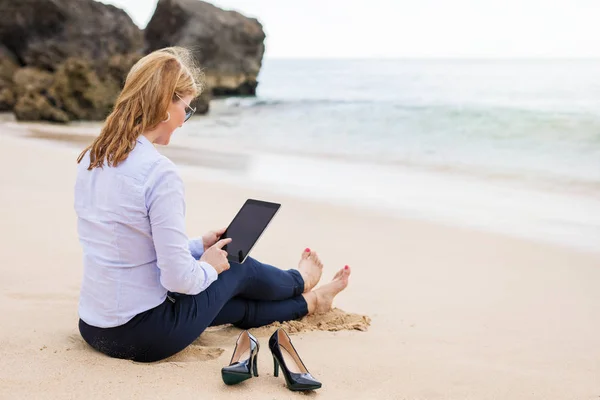 Kobieta Biznesu Przy Użyciu Komputera Typu Tablet Siedząc Plaży — Zdjęcie stockowe