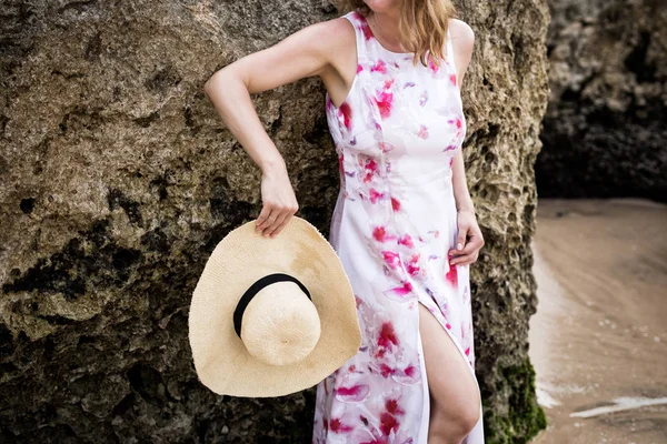 Frau Elegantem Sommerkleid Und Hut Felsen — Stockfoto