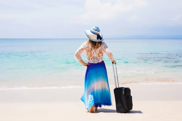 Kvinna Med Resväska Står Exotiska Tropiska Strand — Stockfoto