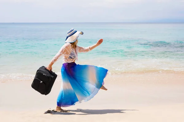 Cuidados Mulher Livre Andando Com Mala Praia — Fotografia de Stock