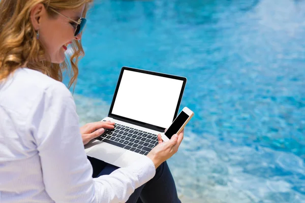Vrouw Met Behulp Van Tech Apparaten Door Het Zwembad Vakantie — Stockfoto