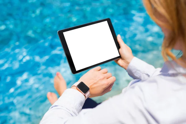 Donna Che Utilizza Moderni Gadget Tecnologici Vacanza Bordo Piscina — Foto Stock