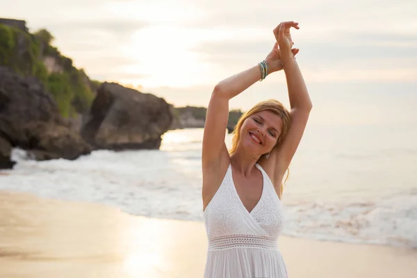 Glad Naturlig Kvinna Njuter Enkelt Liv Stranden Kväll — Stockfoto