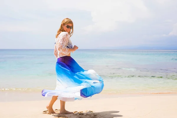 屈託のない 幸せな女性のビーチの上で踊って — ストック写真