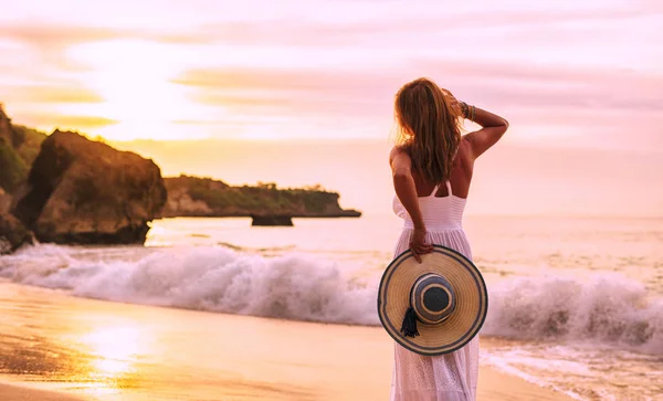 Lycklig Kvinna Njuter Kvällen Solnedgången Vid Havet — Stockfoto