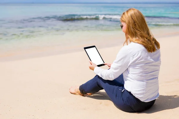 Business Woman Using Tablet Computer Beach — Stock Photo, Image