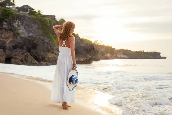 Mulher Feliz Desfrutando Pôr Sol Noite Junto Oceano — Fotografia de Stock