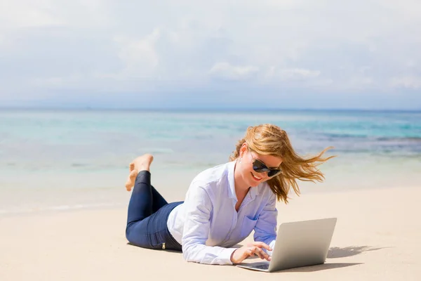 Mulher Negócios Feliz Com Laptop Praia — Fotografia de Stock