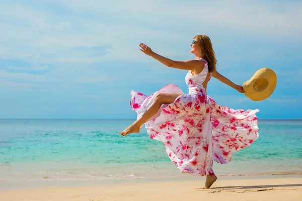 Mulher Feliz Dando Grande Passo Frente Praia — Fotografia de Stock