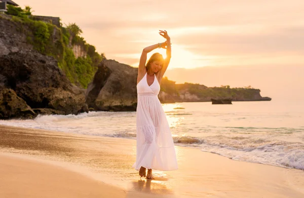 Mujer Feliz Caminando Playa Atardecer — Foto de Stock