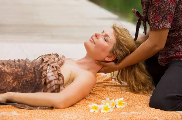 Mulher Desfrutando Autêntica Tailandês Massagem Corpo Inteiro — Fotografia de Stock