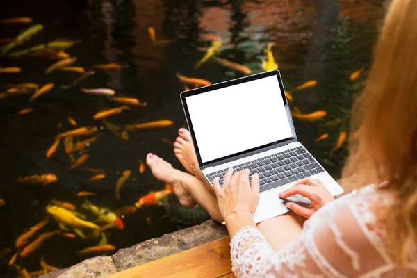 Розслаблена Жінка Використовує Ноутбук Поруч Барвистою Рибою Басейні — стокове фото