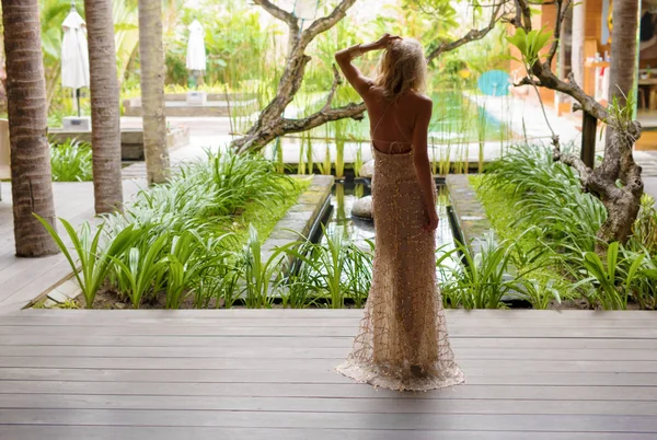 Kadın Abiye ayakta tropikal egzotik Lüks Villa