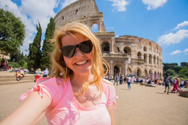 Τουριστική Γυναίκα Λήψη Selfie Μπροστά Από Κολοσσαίο Στη Ρώμη — Φωτογραφία Αρχείου