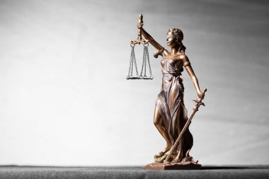 Themis heykeli, hukuk ve adalet sembolü
