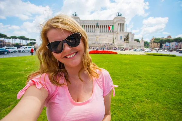 Frau Posiert Für Selfie Rom Italien — Stockfoto