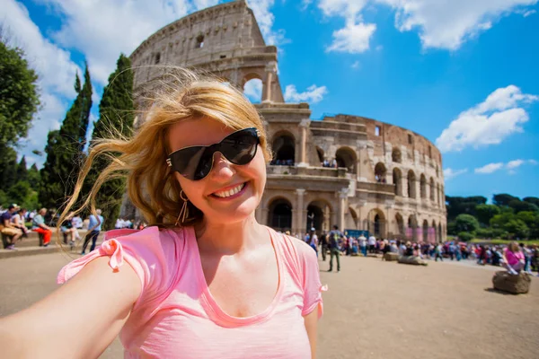 Mulher Turística Posando Frente Coliseu Roma — Fotografia de Stock