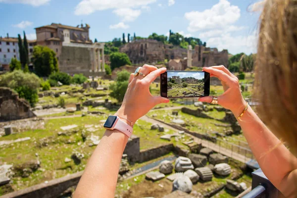 Turistické Pořizování Fotografií Mobilním Telefonem Starověkém Římě — Stock fotografie