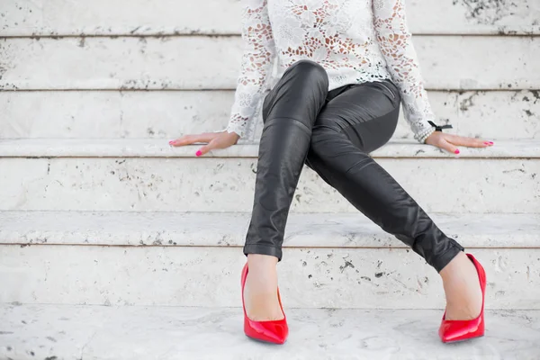 Femme Pantalon Mince Noir Talons Rouges Assis Sur Les Escaliers — Photo