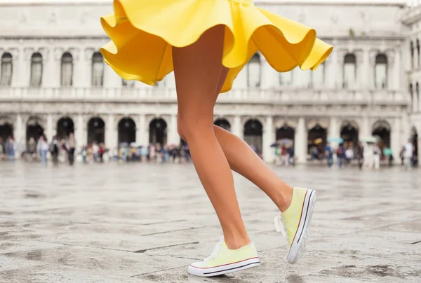 Ευτυχισμένη Γυναίκα Φωτεινό Κίτρινο Φούστα Και Πάνινα Παπούτσια — Φωτογραφία Αρχείου