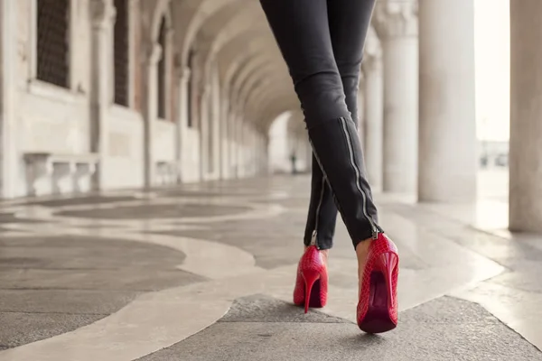 Mujer Caminando Pantalones Negros Tacones Altos Rojos — Foto de Stock