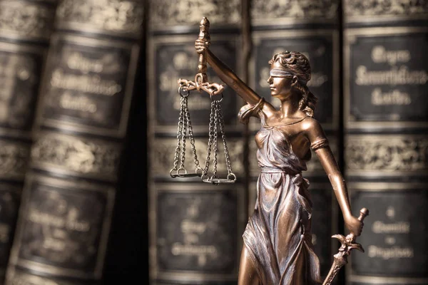 Themis heykeli, hukuk ve adalet kavramı