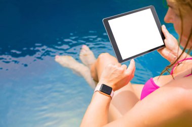 SmartWatch ve tablet bilgisayar kullanan kadın