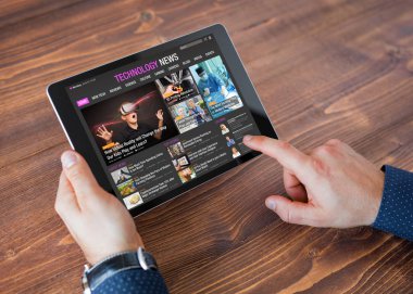 Adam evde otururken tablet teknoloji haberleri okuma