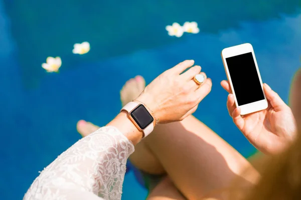 Donna Con Smartwatch Telefono Cellulare Bordo Piscina — Foto Stock