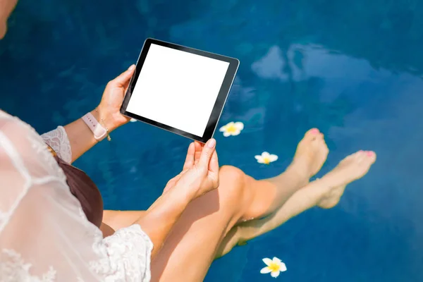 Mulher Usando Computador Tablet Enquanto Está Sentado Beira Piscina — Fotografia de Stock