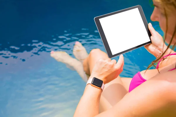 Vrouw Met Behulp Van Smartwatch Tablet Computer — Stockfoto