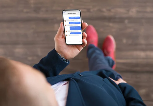 Hombre Utilizando Aplicación Mensajería Teléfono — Foto de Stock