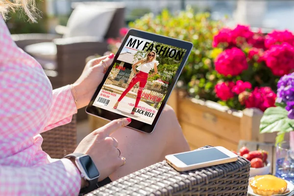 Wanita Yang Melihat Sampul Majalah Pada Tablet Digital — Stok Foto