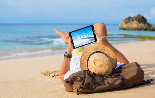 Homem Comprando Passagens Aéreas Line Tablet Enquanto Relaxa Praia — Fotografia de Stock