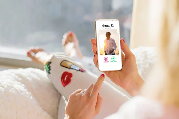 Frau Nutzt Dating App Auf Handy — Stockfoto