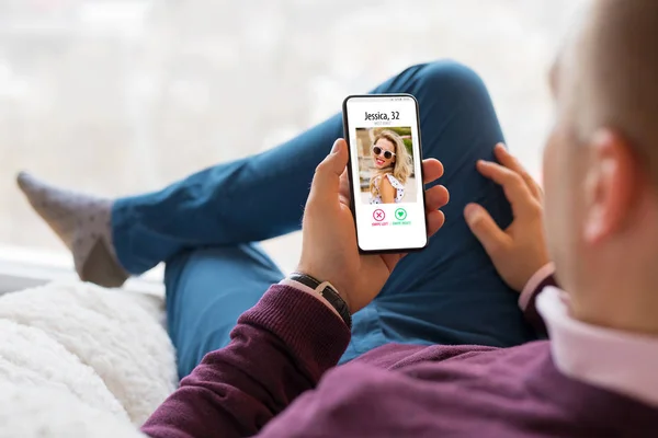 Man Använder Dating App Mobiltelefon — Stockfoto