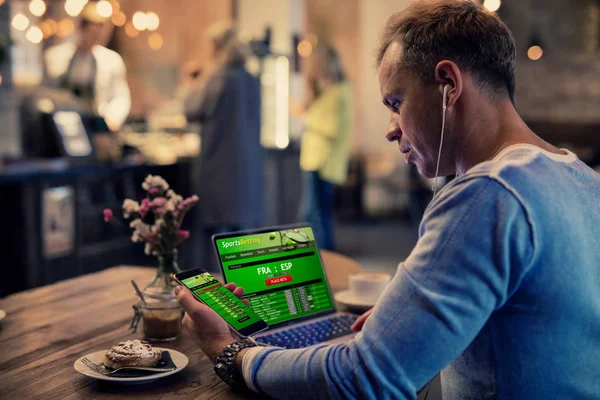 Man Met Behulp Van Online Sportweddenschappen Diensten Telefoon Laptop — Stockfoto