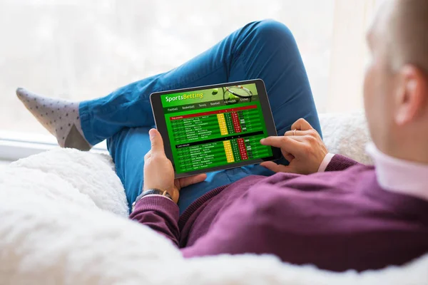 Man Använder Online Sport Betting Service Surfplatta — Stockfoto