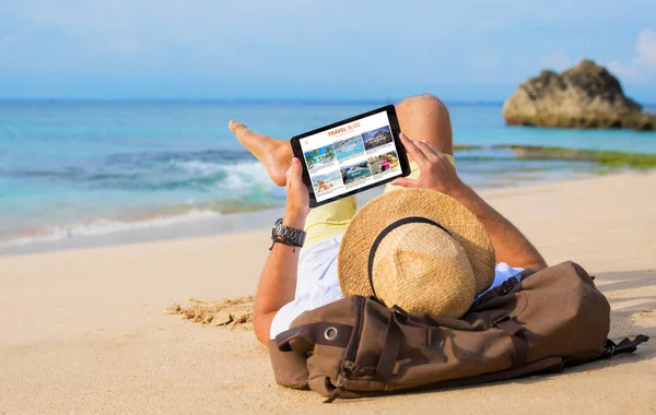 Человек Читает Блог Путешествиях Пляже — стоковое фото