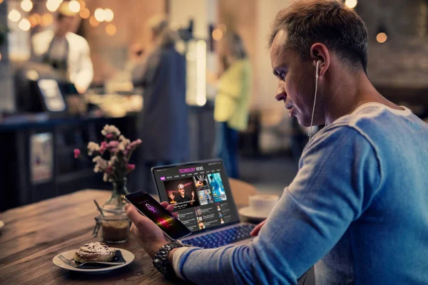 Mann Benutzt Moderne Technik Während Café Sitzt — Stockfoto