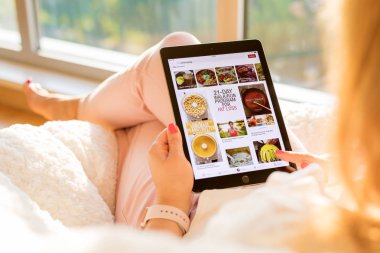 Riga, Letonya - 21 Temmuz 2018: Pinterest app ipad kullanan kadın.