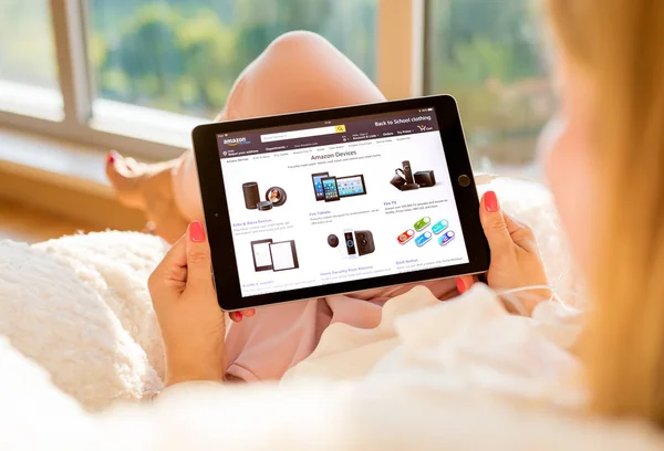 Riga Letland Juli 2018 Vrouw Surfen Amazon Online Winkel Ipad — Stockfoto