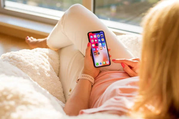 Riga Letland Juli 2018 Vrouw Met Behulp Van Iphone Mobiele — Stockfoto